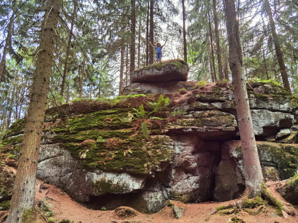 Fichtelsee Wanderung mit Kindern - mit kurzer Kletterei auf den für das Fichtelgebirge typischen Felsen