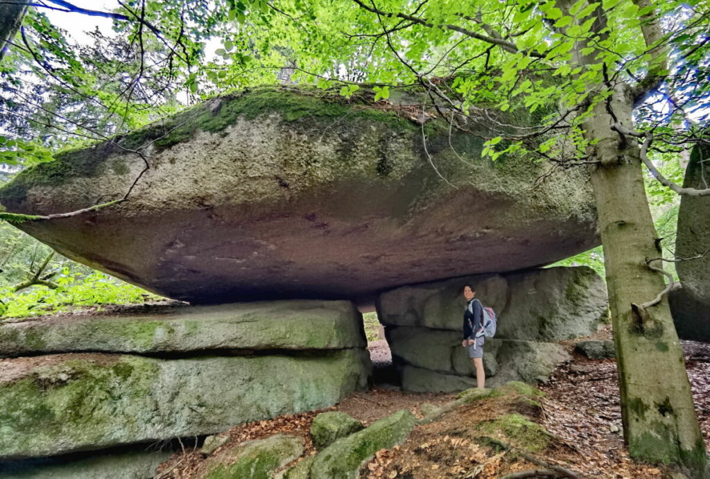 Hinein ins kleine Felsenlabyrinth bei der Girgelhöhle