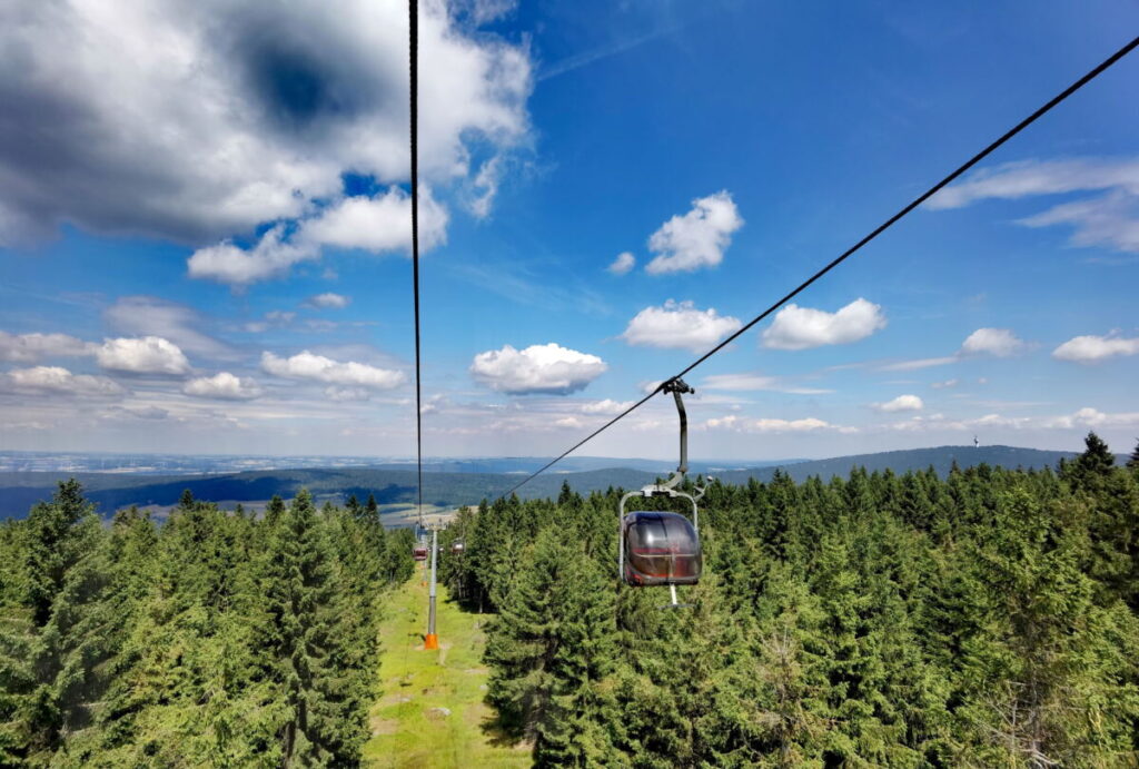 Seilbahn Ochsenkopf - bei der Fahrt genießen wir den Ausblick auf die Hügellandschaft des Fichtelgebirge