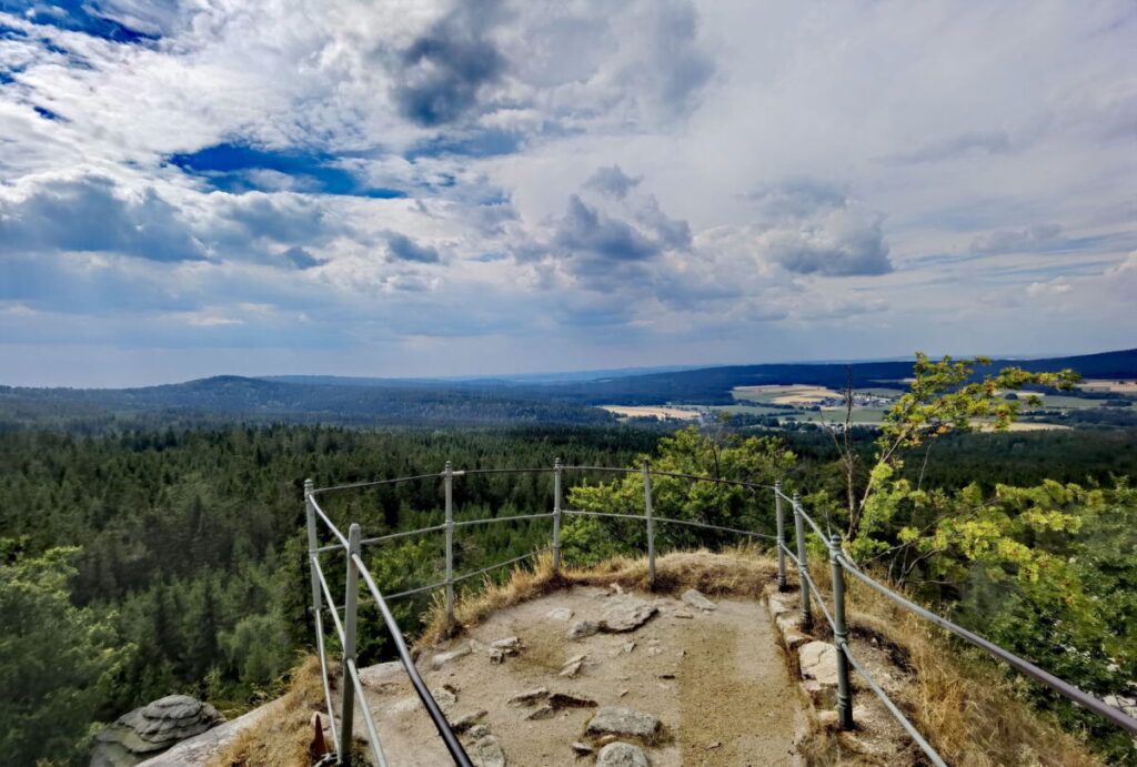 Weitreichende Aussicht vom Rudolfstein auf das Fichtelgebirge