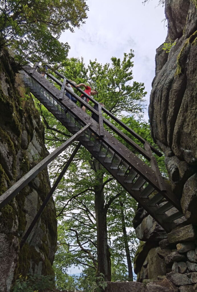 Abenteuerlicher Aufstieg durch die Felsen - Dank der Treppen geht es sicher 