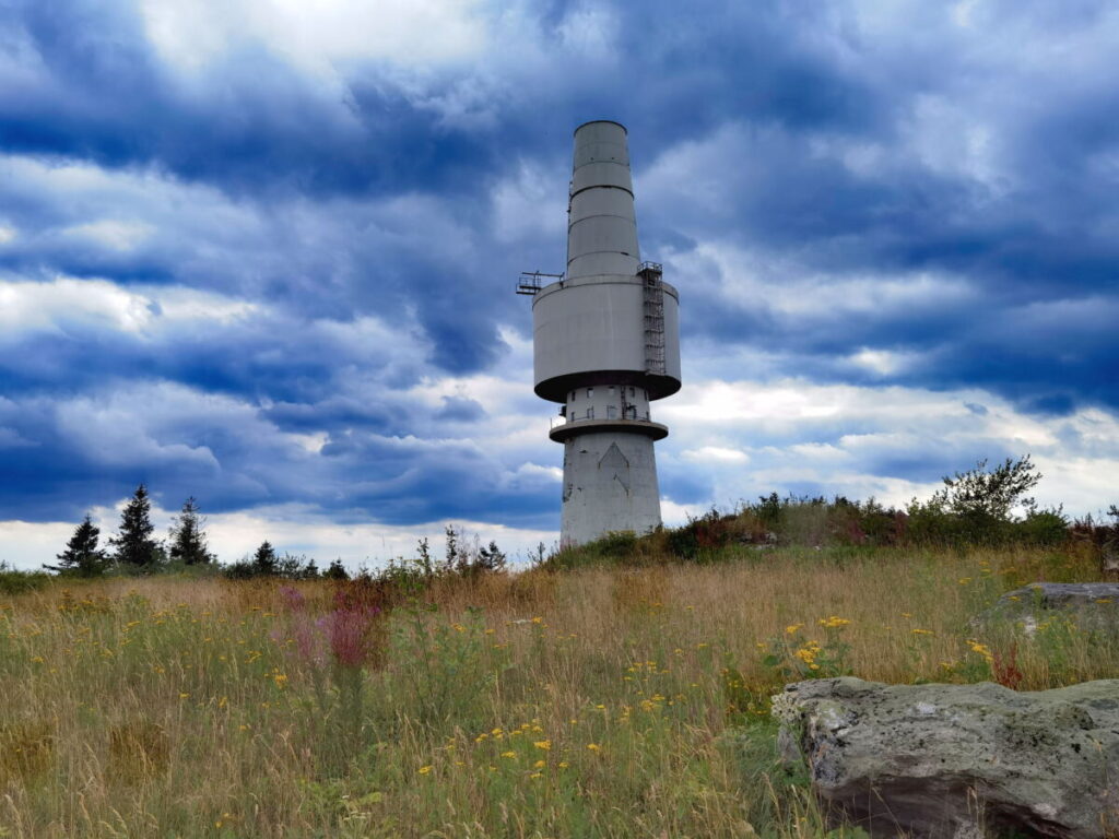 Der Schneeberg Gipfel im Fichtelgebirge mit dem Fernmeldeturm, heute ein Denkmal