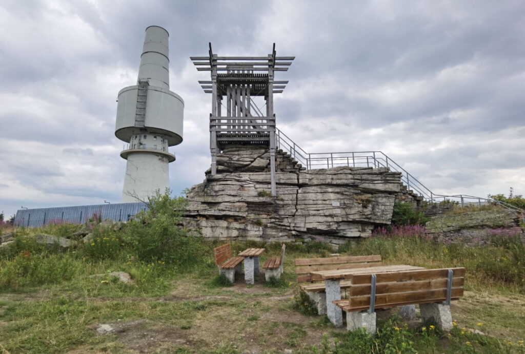 Aussichtsturm Backöfele am Schneeberg Fichtelgebirge mit dem ehemaligen Fernmeldeturm