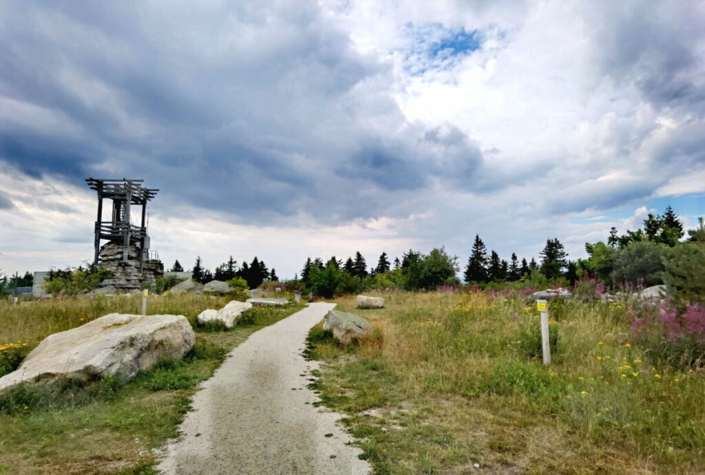 Schneeberg Fichtelgebirge Wanderung - oben am Gipfel beim Aussichtspunkt Backöfele