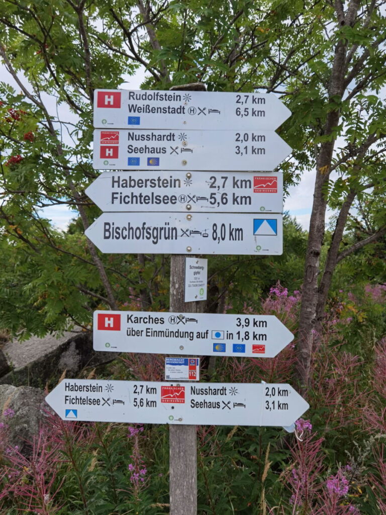 Überblick über die Schneeberg Fichtelgebirge Wanderungen - das ist der Wegweiser am Gipfel