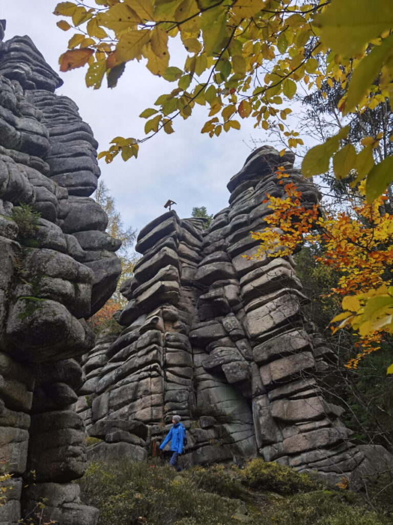 Drei Brüder Fichtelgebirge - meterhohe Granitsäulen, im Herbst gesäumt von bunten Laubbäumen