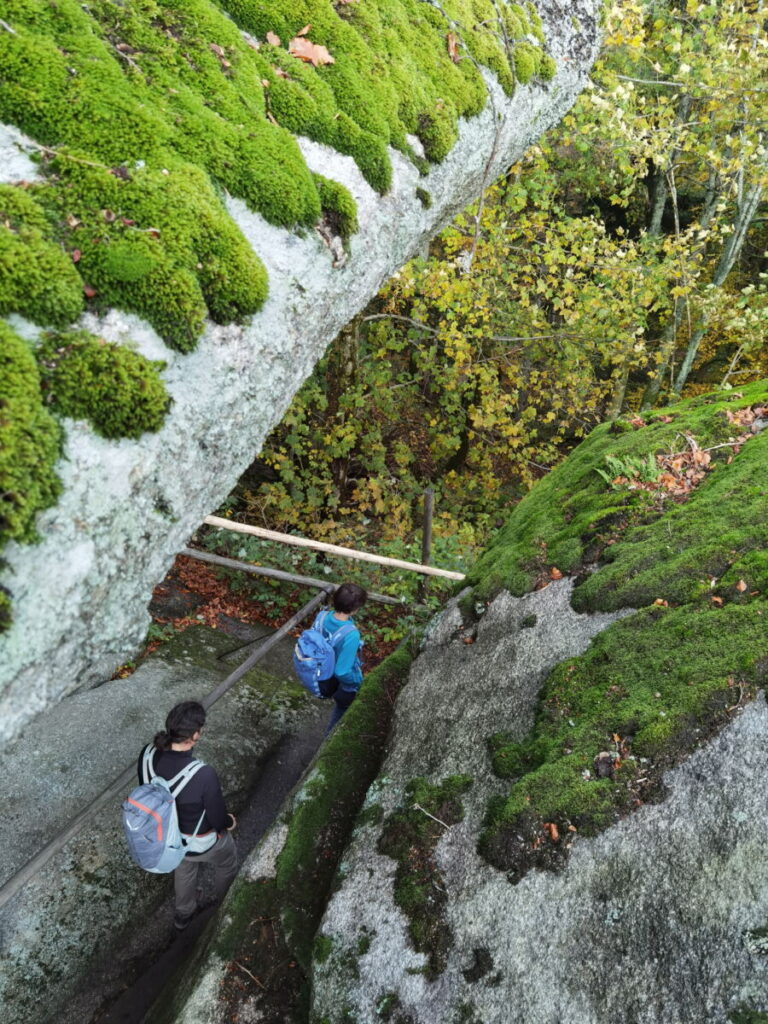 Großer Waldstein Abenteuer: Der Aufstieg zur Aussichtskanzel führt durch diese schmalen Felsen