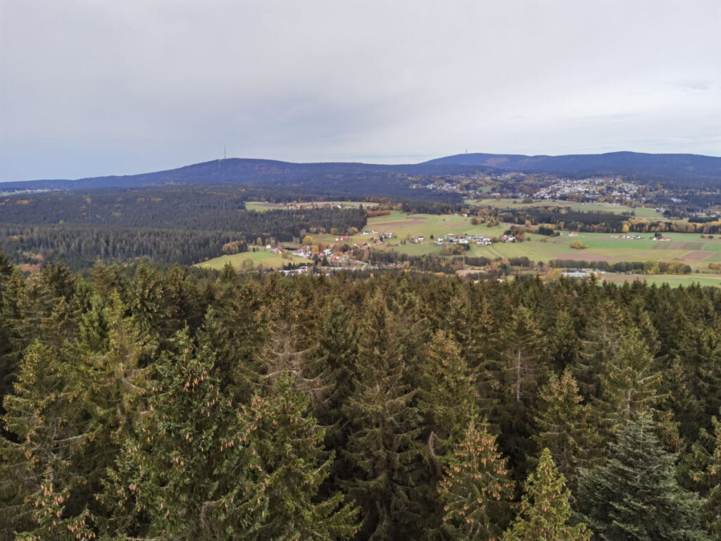 Die Aussicht vom Klausenturm auf Ochsenkopf, Schneeberg und das Fichtelgebirge