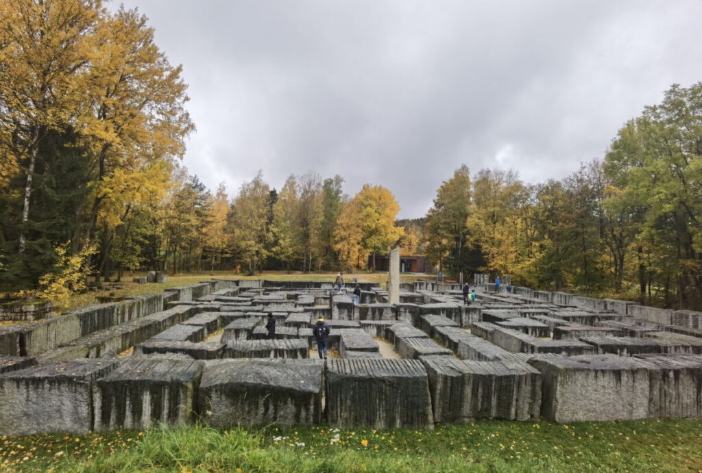 Erst durch das Granitlabyrinth am Fuße es Epprechtstein spazieren