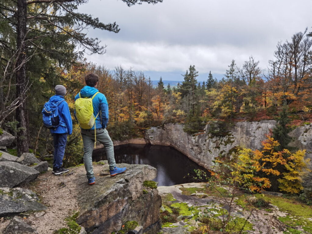 Epprechtstein Wanderung mit Blick auf den See im Steinbruch