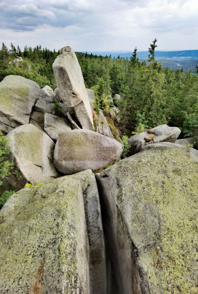 Markante Granitfelsen bilden ein Felsenmerre am Nußhardt im Fichtelgebirge