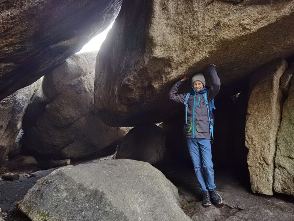 Die Nußhardtstube ist eine 50 Meter lange Höhle am Gipfel